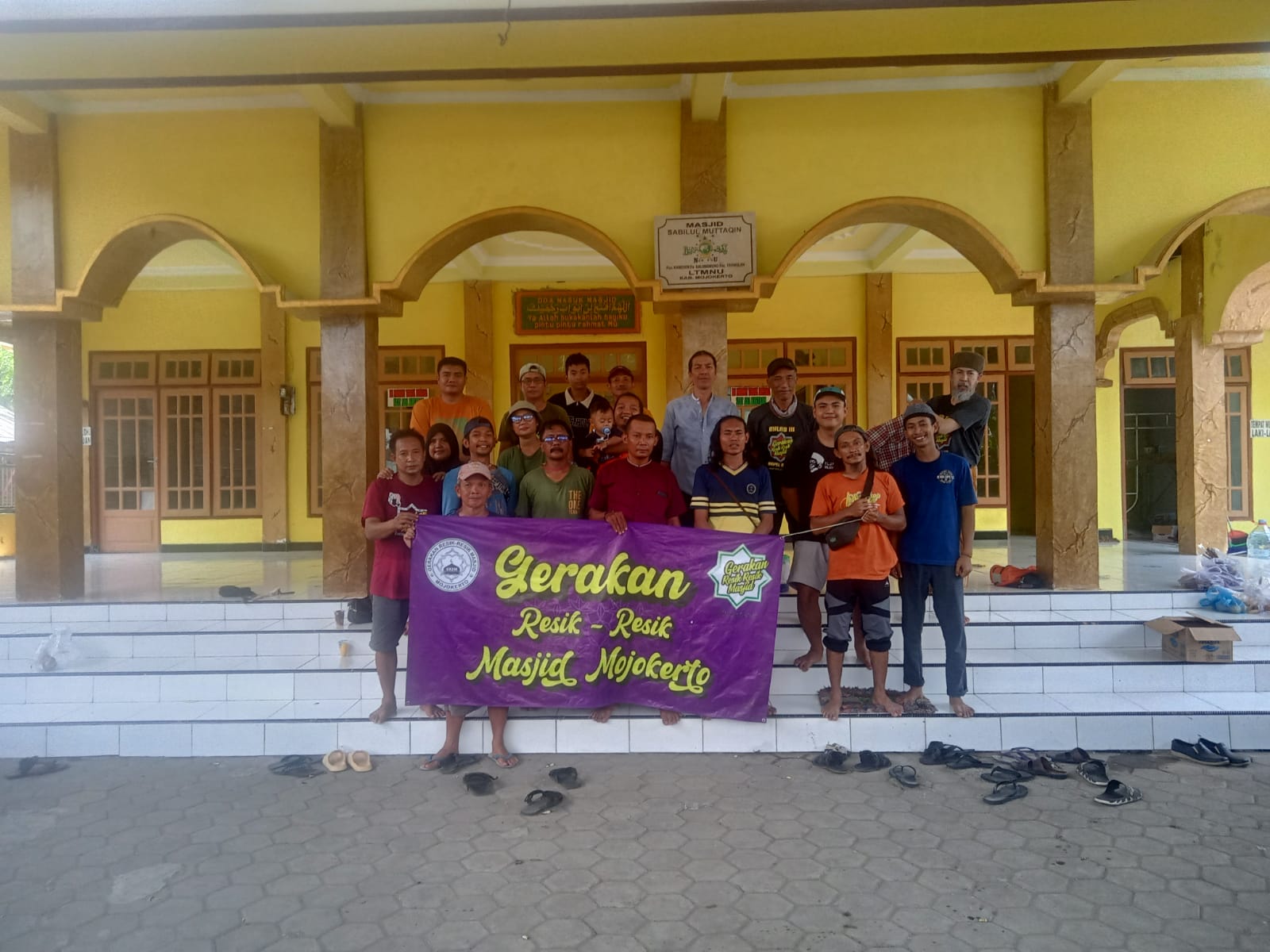 Gerakan Resik Resik Masjid Mojokerto melakukan giat bersih bersih masjid di Masjid Sabilul Muttaqin